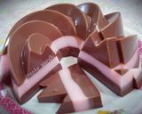 Foto langkah ke 7 dari resep Puding Coklat Strawberry.