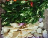 Foto langkah ke 3 dari resep Tumis cumi pedas.