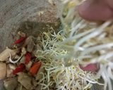 Foto langkah ke 2 dari resep Cah Taoge Ayam Kucai.