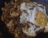 Foto langkah ke 5 dari resep Mie Sedap Goreng Spicy Korean ala ala Anak Rantau.