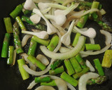 Foto del paso 3 de la receta: Espárragos con gambas y ajos tiernos