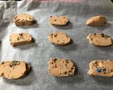 Φωτογραφία βήματος 8 της συνταγής M&Ms chocolate-chip cookies