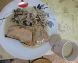 Foto del paso 3 de la receta: Salmón al vapor con champiñones y crema de salmón con gambas (Thermomix)