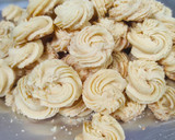 Foto langkah ke 3 dari resep Kue semprit sagu.