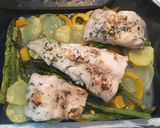 Foto del paso 6 de la receta: Merluza al horno con espárragos trigueros y patatas