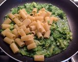 Foto del passaggio 5 della ricetta Mezzi rigatoni con broccoletti verdi e ragù bianco di tastasale