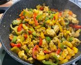 Une image de l'étape 24 de Poulet au lait de coco et poivrons.