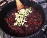 Une image de l'étape 13 de Dahl de lentilles jaunes aux carottes violettes, tomates et courgette.