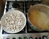 Foto del paso 2 de la receta: Tallarines de pollo con salsa rosa!