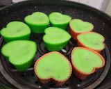 Foto langkah ke 7 dari resep Bolu Kukus Ketan Putih Pandan isi Selai Strawberry.