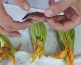 Foto del passaggio 10 della ricetta Fiori di zucca fritti alla romana