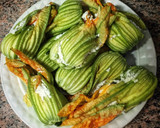 Foto del paso 3 de la receta: Flores de Calabacín rellenas en Tempura