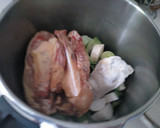 Foto del paso 2 de la receta: Caldo de pollo (con olla exprés)