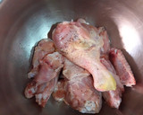 Foto del paso 2 de la receta: Pollo estofado con boniato, pasas sultanas, cúrcuma y jengibre