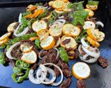 Une image de l'étape 10 de Courgettes jaunes et poivrons verts aux tomates séchées et épices.