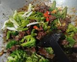 Foto langkah ke 4 dari resep Brokoli Sapi Lada Hitam.