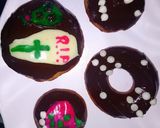 A picture of step 7 of Spooky halloween (chocolate) doughnuts.
