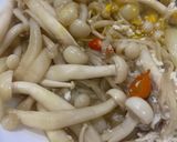 Foto langkah ke 4 dari resep Tumis jamur salju dan enoki.