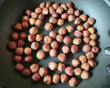 Foto del paso 1 de la receta: Galletitas garbanzo, coco y avellanas