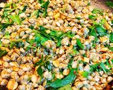 Hình bước làm 2 của món Hến Xúc Bánh Đa