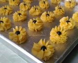 Foto langkah ke 3 dari resep Kue semprit.