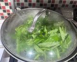 Foto langkah ke 2 dari resep Cah Kangkung Bakso Lada Hitam.