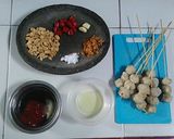 Foto langkah ke 1 dari resep Pentol Bakar Bumbu kacang.