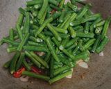 Foto langkah ke 2 dari resep Tumis Kacang Panjang Bakso.