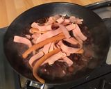 Une image de l'étape 12 de Tagliatelles de saucisses fumées aux carottes violettes et oignon rouge.