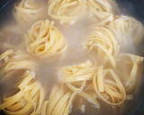 Foto del paso 3 de la receta: Fideos al huevo con alitas de pollo en salsa de tomate