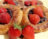 Foto langkah ke 4 dari resep Strawberry Nutella Tartlets, simple & coklatnyaa..yummy!!.