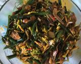 Foto langkah ke 5 dari resep Tumis Pakis Bunga Pepaya.