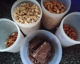 Foto del paso 1 de la receta: Turrón de choco-café y frutos secos 🍫🥜☕️