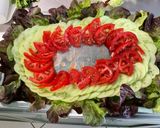 Une image de l'étape 10 de Salade composée au concombre, tomates, feuille de chêne et oignon rouge.