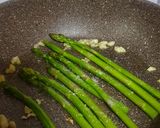 Foto langkah ke 2 dari resep Pan Seared Asparagus.