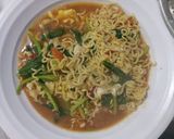 Foto langkah ke 4 dari resep Mie Kuah Sawi Tomat Pedas.