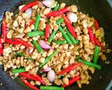 Foto langkah ke 3 dari resep Ayam Kemangi Pad Kra Pao.