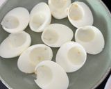 Foto del paso 1 de la receta: Huevos rellenos de crema de aguacate con caballa