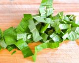 Hình bước làm 4 của món Gỏi Rau Tiến Vua Chả Lụa