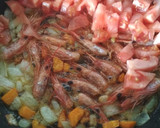 Foto del paso 3 de la receta: Crepes rellenos de merluza, espinacas y gambas con su salsa