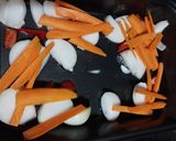 Foto del paso 2 de la receta: Solomillo de cerdo al horno super fácil con verduras y papas al horno