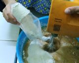 Foto langkah ke 4 dari resep Bolu kukus gula aren.