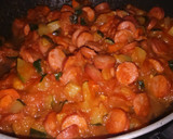 Foto del paso 3 de la receta: Espaguettis de espelta ecológicos con salsa de tomate, salchichas y verduras