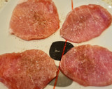 Foto del paso 2 de la receta: Filetes de cerdo en salsa de tomate y pimientos con patatas