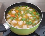 Foto langkah ke 8 dari resep Sup Bola-bola Udang.