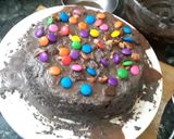 A picture of step 6 of Kitkat choco waffer cake.
