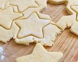 Foto del paso 4 de la receta: Alfajores de maizena navideñas con glasé 🌟