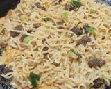 Foto langkah ke 2 dari resep Martabak Mie Daging Daun Bawang.