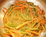 Foto del paso 3 de la receta: Pollo con almendras y fideos soba