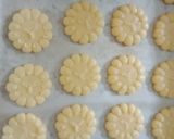 Foto langkah ke 5 dari resep Kue Semprit.